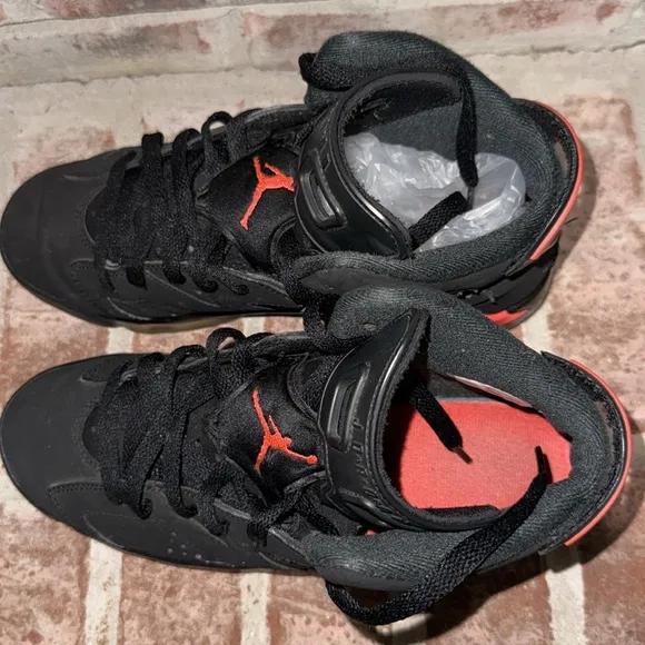 Kids Jordan 6 retro “infrared” size 5.5y