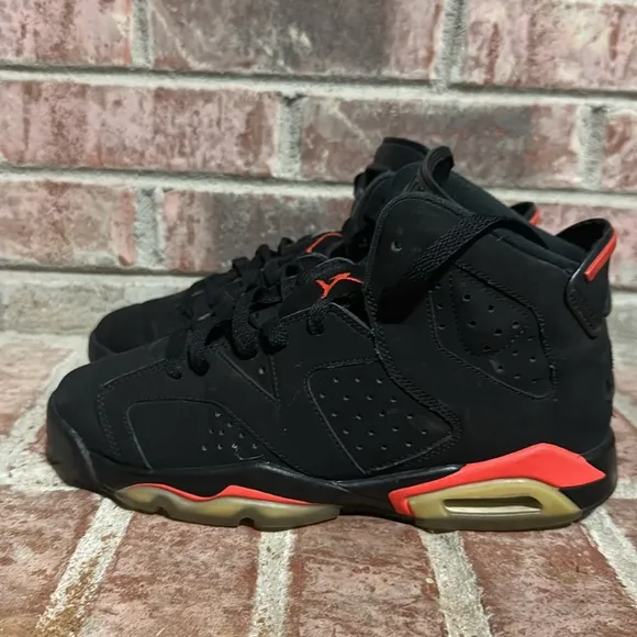 Kids Jordan 6 retro “infrared” size 5.5y