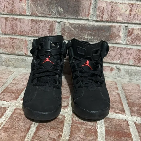 Kids Jordan 6 retro “infrared” size 5.5y