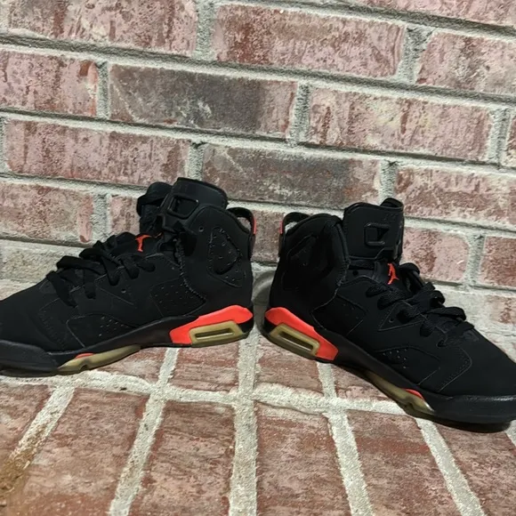 Kids Jordan 6 retro “infrared” size 5.5y