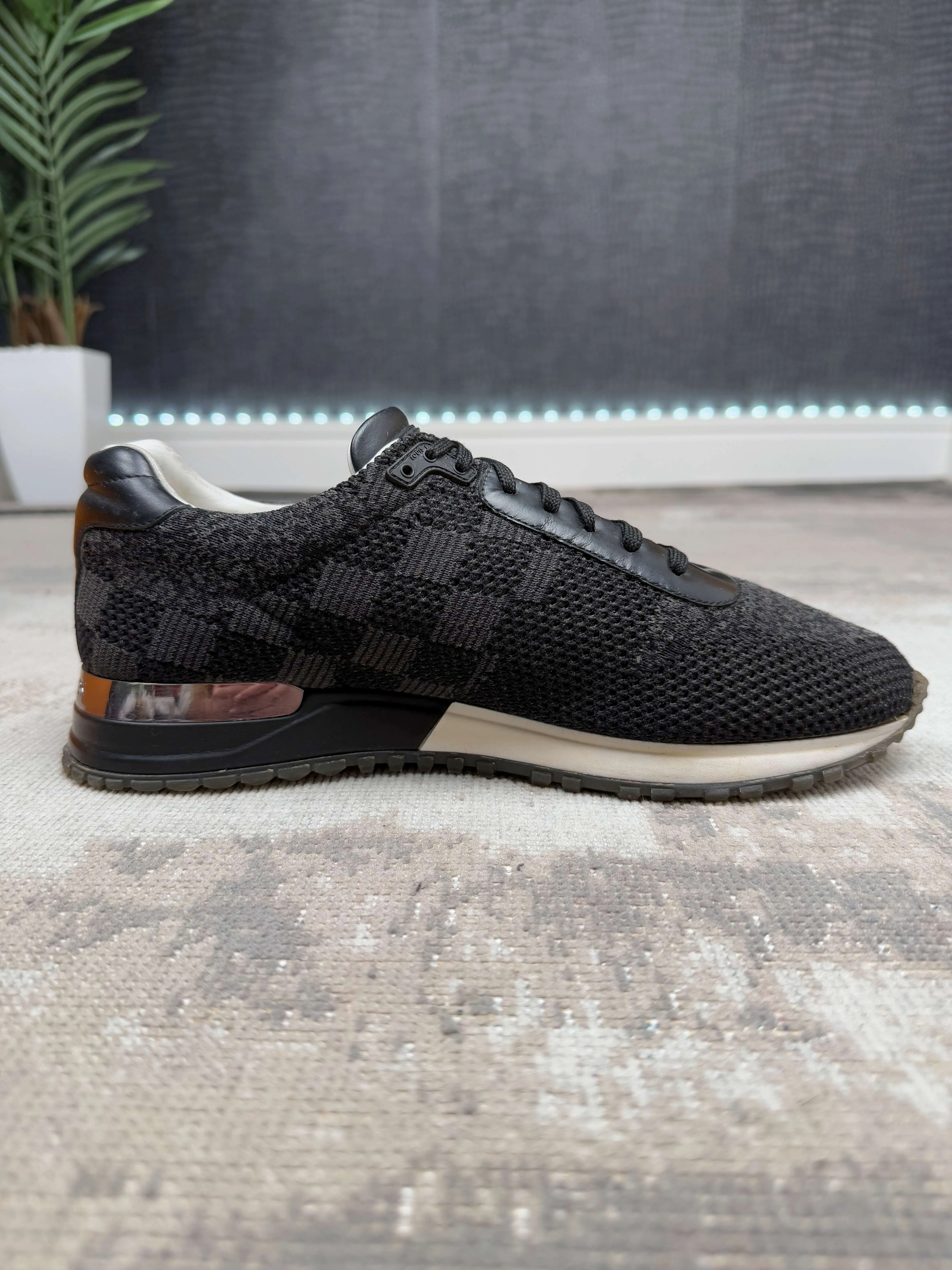 Louis Vuitton Run Away - Black