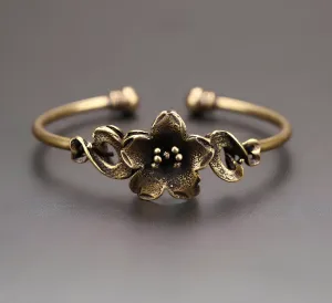 Retro Vintage Brass Flower Cuff Bracelet – Timeless Elegance in Pure Copper