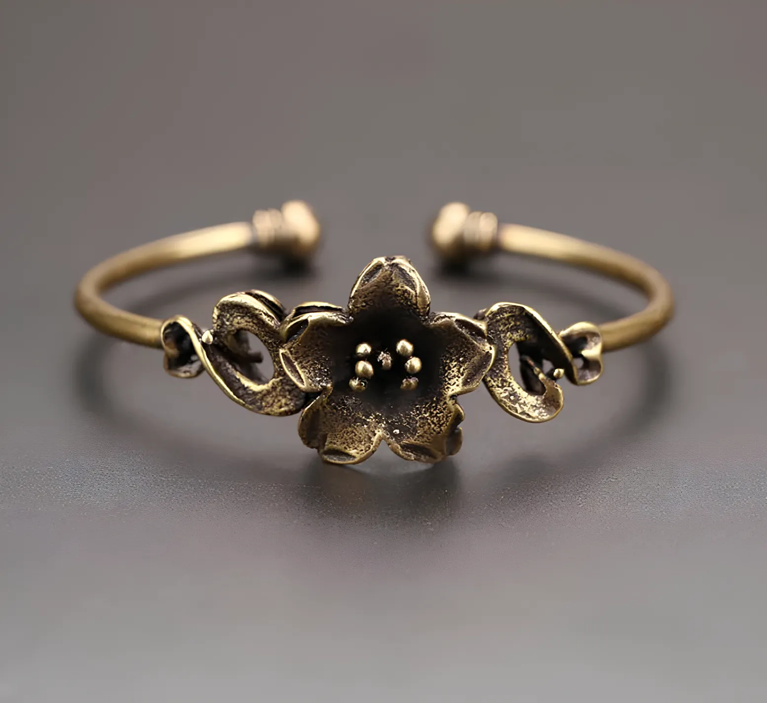 Retro Vintage Brass Flower Cuff Bracelet – Timeless Elegance in Pure Copper