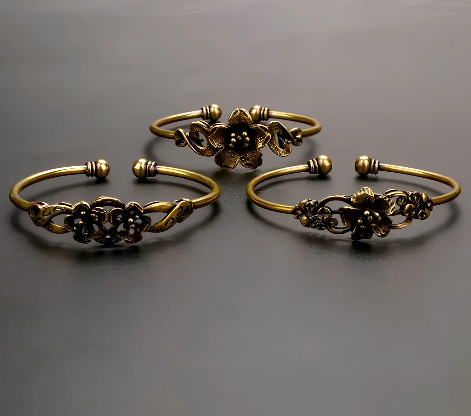 Retro Vintage Brass Flower Cuff Bracelet – Timeless Elegance in Pure Copper